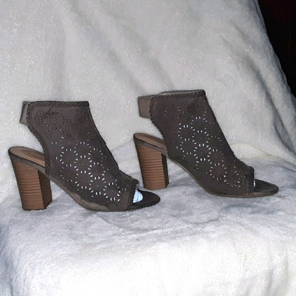 Beautiful Lauren Conrad heels - Picture 1 of 6